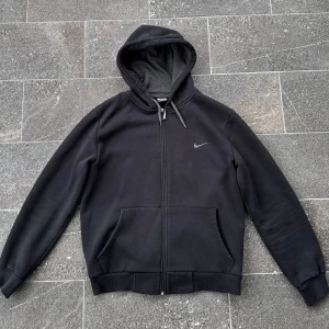 Vintage nike zip up  - Riktigt fet vintage nike hoodie från 00 talet. Inga defekter, storlek L men passar mer som S/M