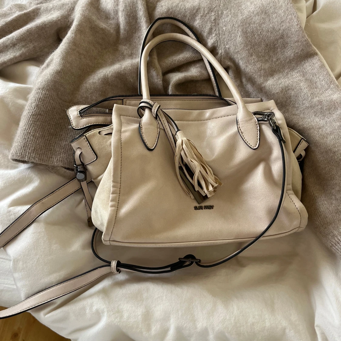 Beige handväska från Suri Frey