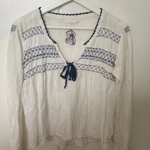 Blus odd molly  - Blus från odd molly💕 Hål vid nacken, se bild💞 I övrigt bra skick💓
