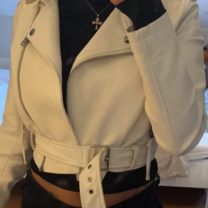 Vit skinnjacka - Jätte snygg vit skinnjacka från bershka som inte kommer till användning längre 🤍storlek s.