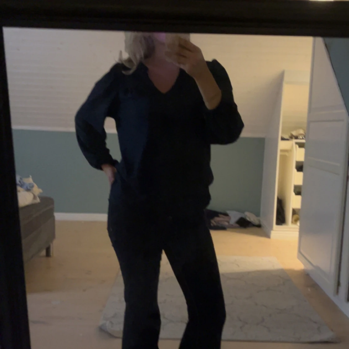 Mörkblå blus med v-ringning - 1