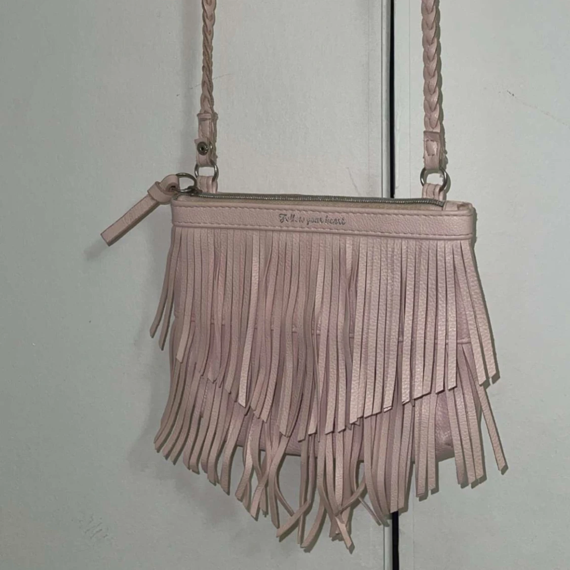 Ljusrosa axelväska med fransar - 1