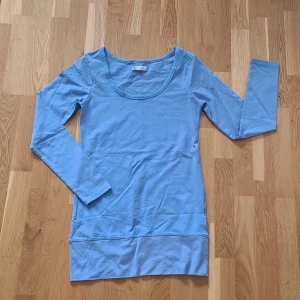 Ljusblå långärmad tröja från Bik Bok - Säljer en vintage ljusblå långärmad tröja från Bik Bok i storlek L. 