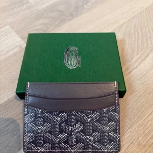 Grå plånbok 🔥 - Grå Go*ard plånbok/korthållare med box och allt på bilderna följer med🔥