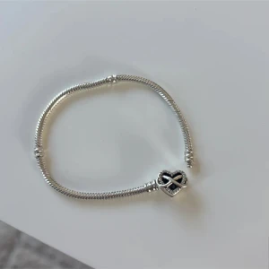 Pandora moments armband  - Äkta Silver armband från Pandora, använd fåtal gånger är i super fint skick. Köpt på Pandora för 900kr🩷🩷