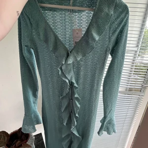 Blå långklänning - Magisk blå långklänning med volanger & knappar hela vägen ner. Helt ny. Köpt på vinted men aldrig använd då den inte sitter så bra på mig tyvärr. Strl XS men är ganska stretchig.  Går nästan hela vägen ner på mig som är 155cm. Det ser ut som spets, så den är lite genomskinlig men med rätt underkläder så syns det inte.   Har bundle rabatt, allt ska bort så kom med prisförslag!! ❣️