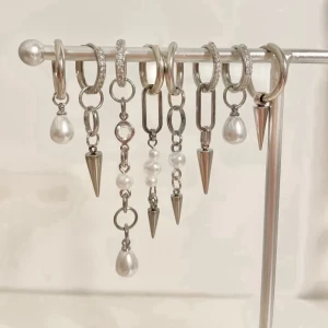 Örhängen  - Utförsäljning!!!💓💓💓 egengjorda örhängen i rostfritt stål. 119 kr/par, men går att kombinera två olika örhängen i ett par 