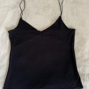 Svart linnetopp  - Svart enkel linnetopp v-ringad halsringning från Yvonne Catterfeld. Toppen är figurnära och har en stilren look som passar perfekt till jeans eller kjol. Mjuk och lätt i materialet. storleken finns inte men det ser ganska ut som s storlek. priset kan diskuteras 💕