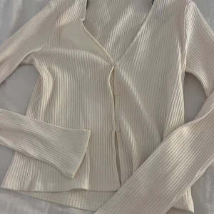Beige vit kofta  - Beige vit kofta som aldrig är använd, koftan är i storlek s men saknar en grej så man kan stänga koftan.❤️