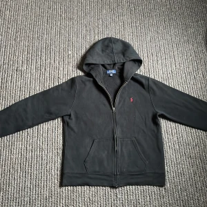 Ralph lauren Hoodie  - Jag säljer en svart Ralph lauren hoodie inga hål eller någon typ av skada på tröjan. 