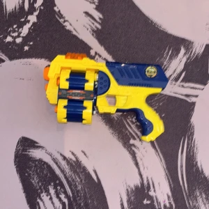 Nerf gun (leksakspistol) - En leksaks pistol som passar perfekt för barn som vill ha roligt o ha lite ’action’ med deras vänner.