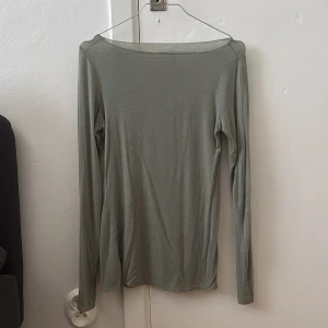 Grön långärmad tröja Intimissimi S - Superskön och tunn grön långärmad tröja från Intimissimi i Kashmir. I fint skick. Säljer pågrund av att den inte kommit till användning. Pris kan diskuteras 💞