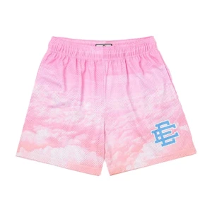 Eric Emanuel shorts - Snygga rosa meshshorts med ett unikt molnmönster och blått tryck på ena benet. Shortsen har elastisk midja och är perfekta för sommarens alla äventyr. Lätta och luftiga med sportig vibe. ⚠️1:1⚠️ står L passar som M