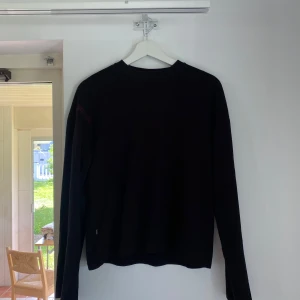 Svart långärmad tröja Sweet Sktbs XS - Svart långärmad tröja från Sweet Sktbs i storlek XS (jag är dock vanligtvis M och den passar mig bra). Tröjan har tryck på ryggen och ett litet rött tryck vid högerarmen där det står ”sweet sktbs”.