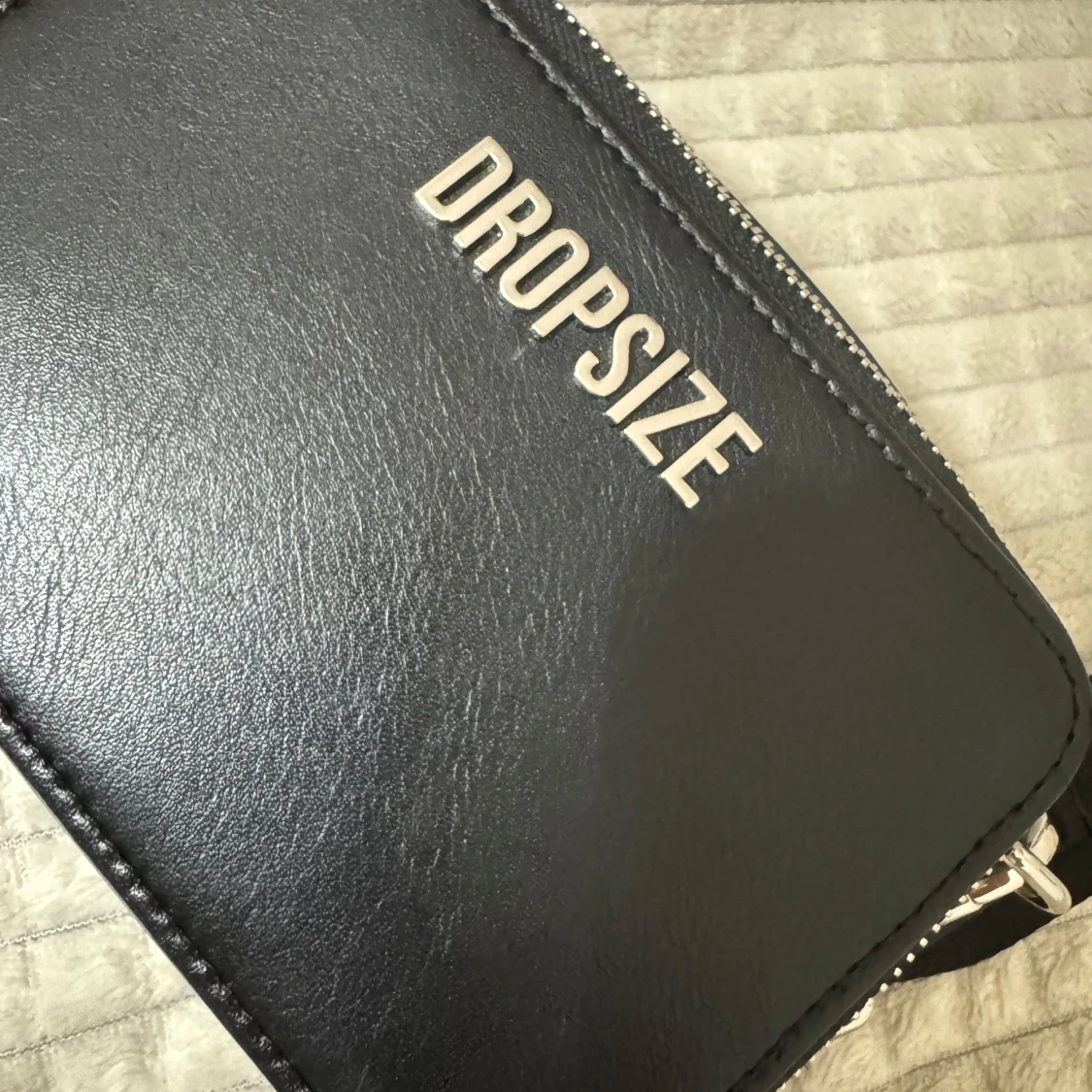 Svart axelväska från Dropsize - 3