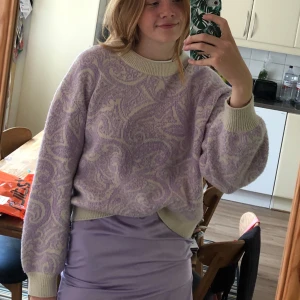 Lila Stickad tröja  - En lila stickad tröja med ett superfint mönster från & Other Stories! 💜  Storlek: M men lite liten i storleken  I mitten är en liten rosa/röd missfärgning som syns närmare på sista bilden. Annars skulle jag säga att den är i fint skick!