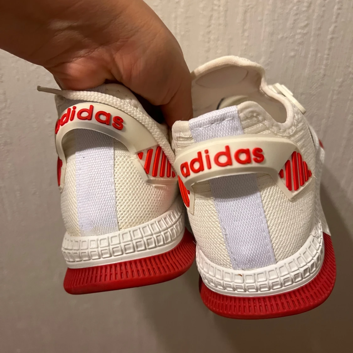 Vita Adidas sneakers med röda detaljer - 2