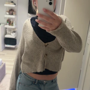 Kofta  - Super fin cropped! Jätte fin med vit linne svarta jeans och en kappa! Älskar storlek xs/m ungefär passar många