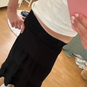 Svart långkjol  - Jag säljer denna svarta långkjolen från H&M i storlek 134. Den är använd ett fåtal gånger. Pris kan diskuteras🩷