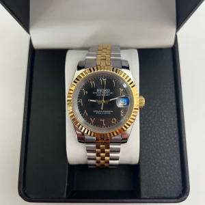 Seiko Arabic Datejust Mod - Nu är denna Two-tone Arabic Datejust-mod färdigbyggd och till salu! (Custom-made.) Diameter: 39 mm eller 36 mm | Tjocklek: 12 mm | Automatiskt NH35A-urverk | Safirglas (reptåligt) | 316L stålboett & armband | 3 ATM vattentäthet | Genomskinlig baksida (kristall) | Klockfodral & verktygskit ingår. Frågor? DM! 