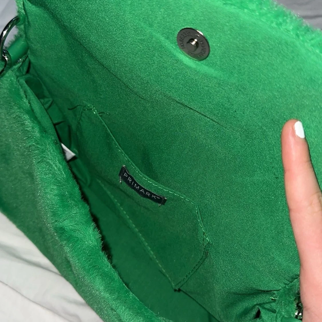 Grön fluffig axelväska från Primark - 2