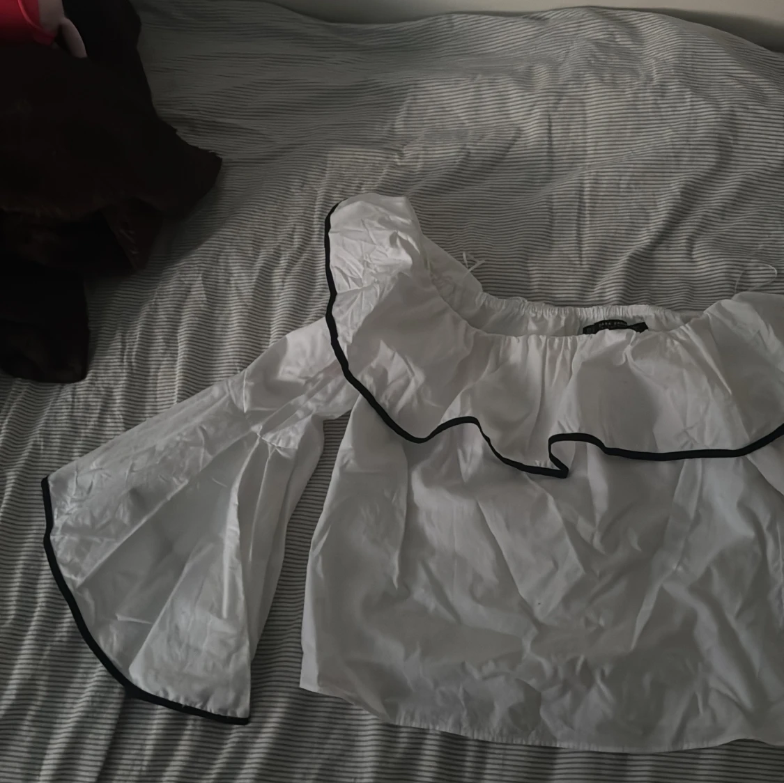 Vit blus med volang och svarta kanter - 1