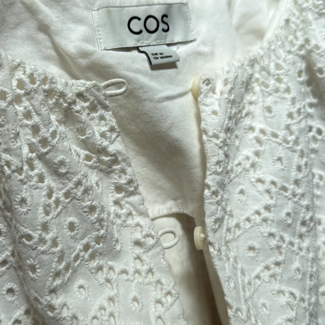 Vit broderad blus från COS - 1