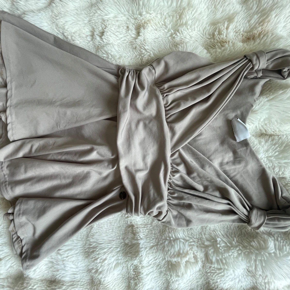 Beige kort omlottklänning med knyt