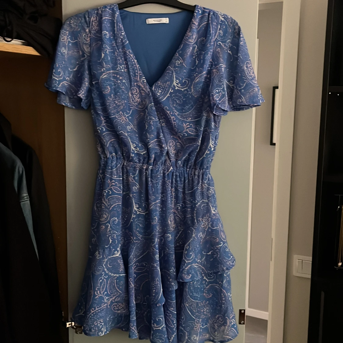 Blå kortklänning med volanger  - 1