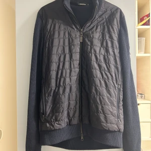 J Lindeberg cardigan  - J Lindeberg cardigan i riktigt fint skick. Säljs inte längre nya så lite svåra att få tag i. Hör av dig vid frågor!