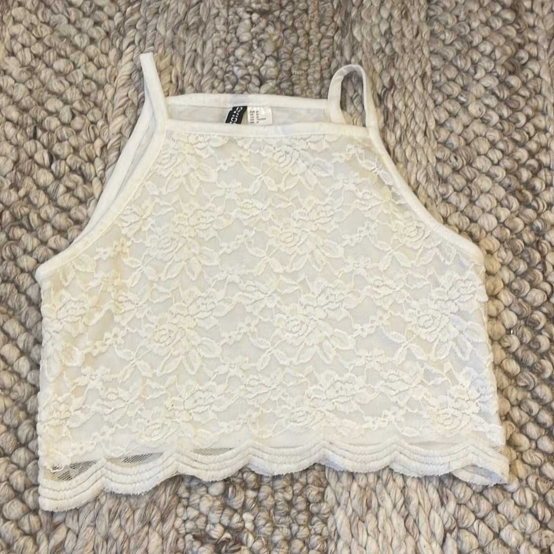 Vit spetsig croppad linnetopp Divided