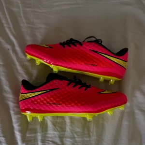 Nike Hypervenom fotbollsskor röd neon - Nike Hypervenom fotbollsskor i neonrosa med gula och svarta detaljer. Exslusiva. Perfekt för dig som vill sticka ut. Fick från nike kontakt