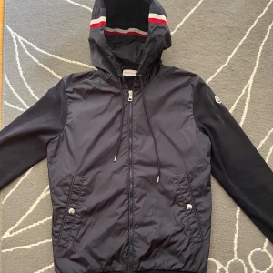 Moncler cardigan  - Tjena, säljer nu denna riktigt snygga och populära Moncler cardiganen, de är i bra skick men finns små skador så skriv för bild, hör av er vid frågor och fundeirngar🙌🤝
