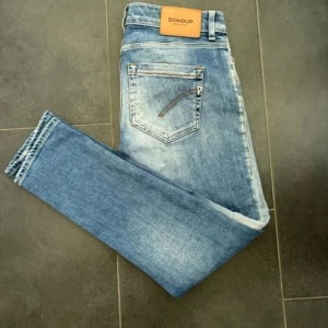 Slitna dondup jeans - Snygga blå skinny jeans från Dondup, modell Monroe som är som modellen ”George”, det är super fint skick men tyvärr så är stolrekslappen borttagen men är storlek 28 passar garanterat 27w också, skulle säga 30 i längd då den passar någon mellan 164-167 skulle jag säga. För fler frågor kom privat.