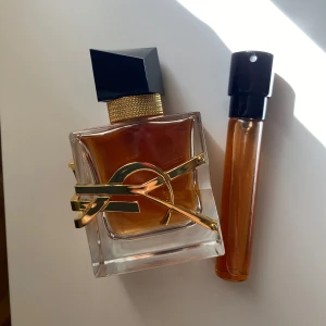 Ysl libre intense 30 ml - Intense versionen. Båda flaskorna ihop blir som en ny (30ml) lilla flaskan är 10ml. Köpte för 800-900kr