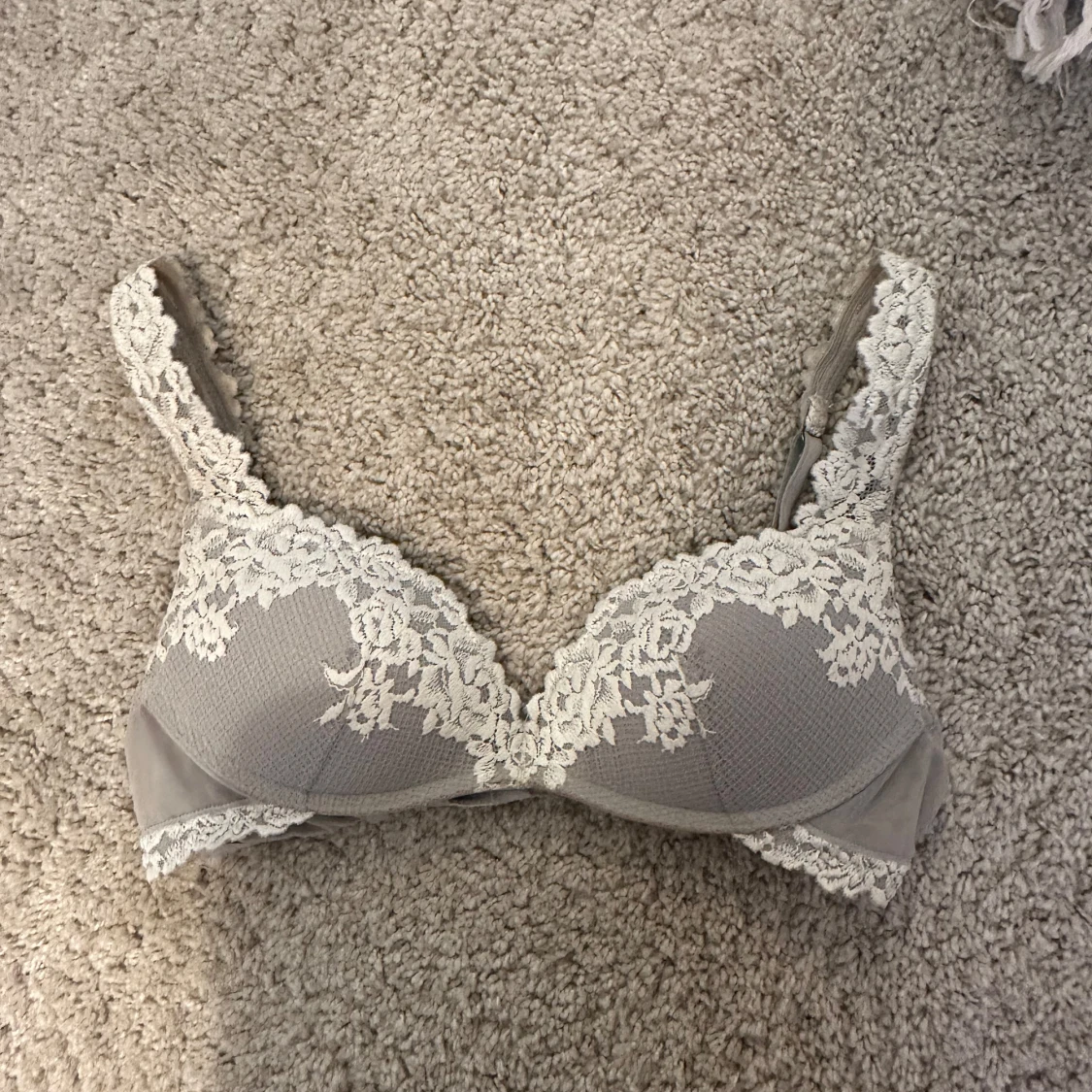 Grå spets-bh med vita detaljer