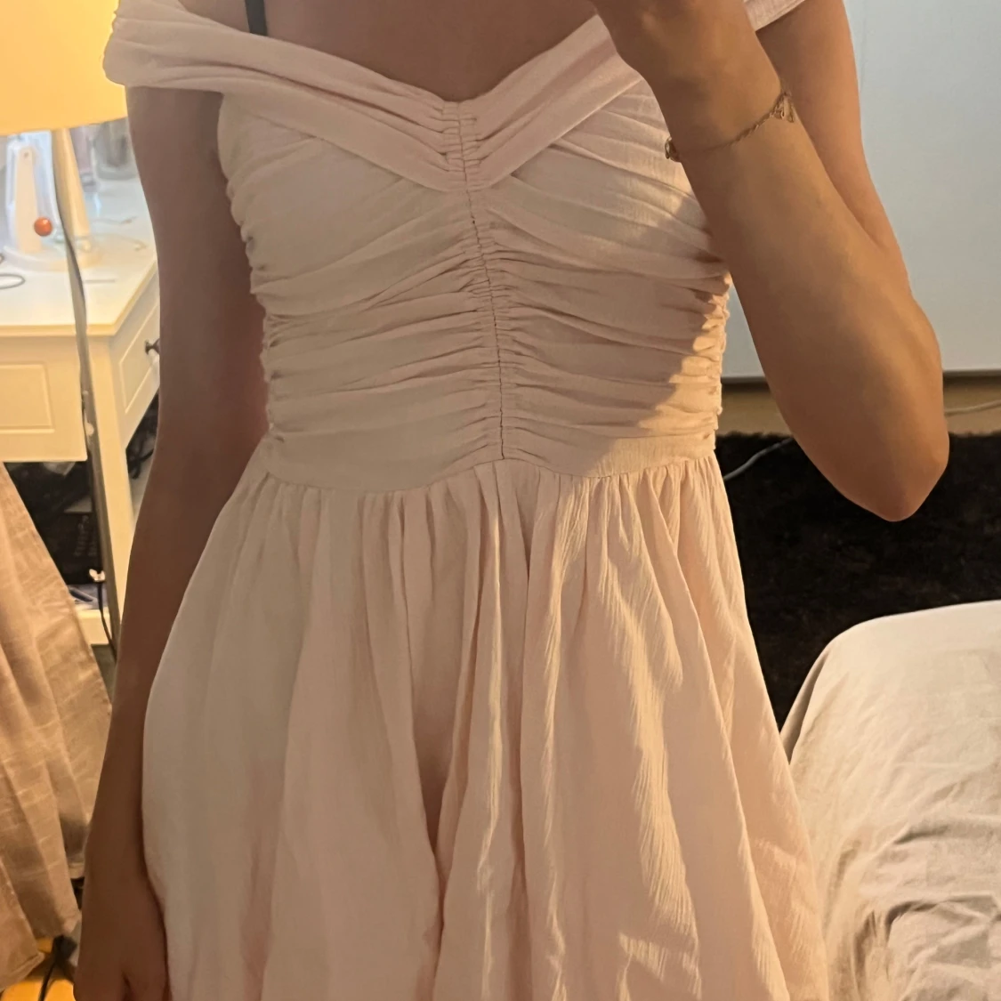 Ljusrosa offshoulder kortklänning