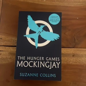 The Hunger Games: Mockingjay - Den spännande avslutningen på Hunger Games-serien! Följ Katniss Everdeen när hon kämpar mot orättvisor och blir symbolen för uppror. Perfekt för dig som gillar action, starka karaktärer och dystopiska äventyr.
