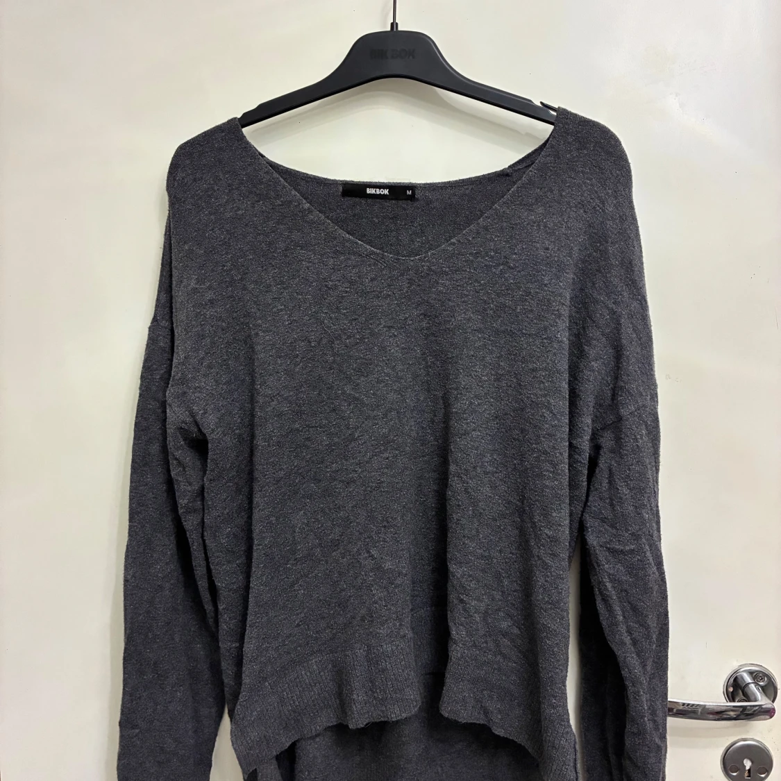 Mörkgrå v-ringad tröja från Bik Bok