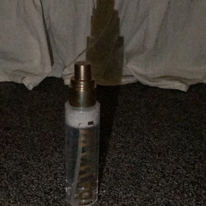 Self Tanning Water Mist från Ida Warg - Säljer en Self Tanning Water Mist från Ida Warg. Flaskan är genomskinlig med en guldig spraypump och text i guld. Perfekt för en solkysst look året runt.går även att diskutera pris 