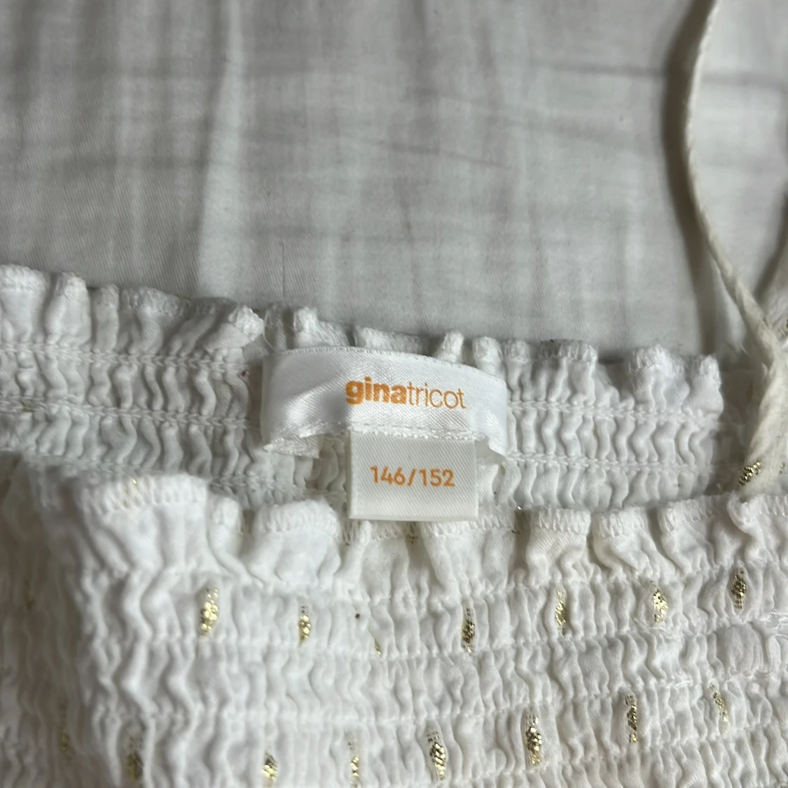 Vit klänning med volanger från Gina Tricot - 1