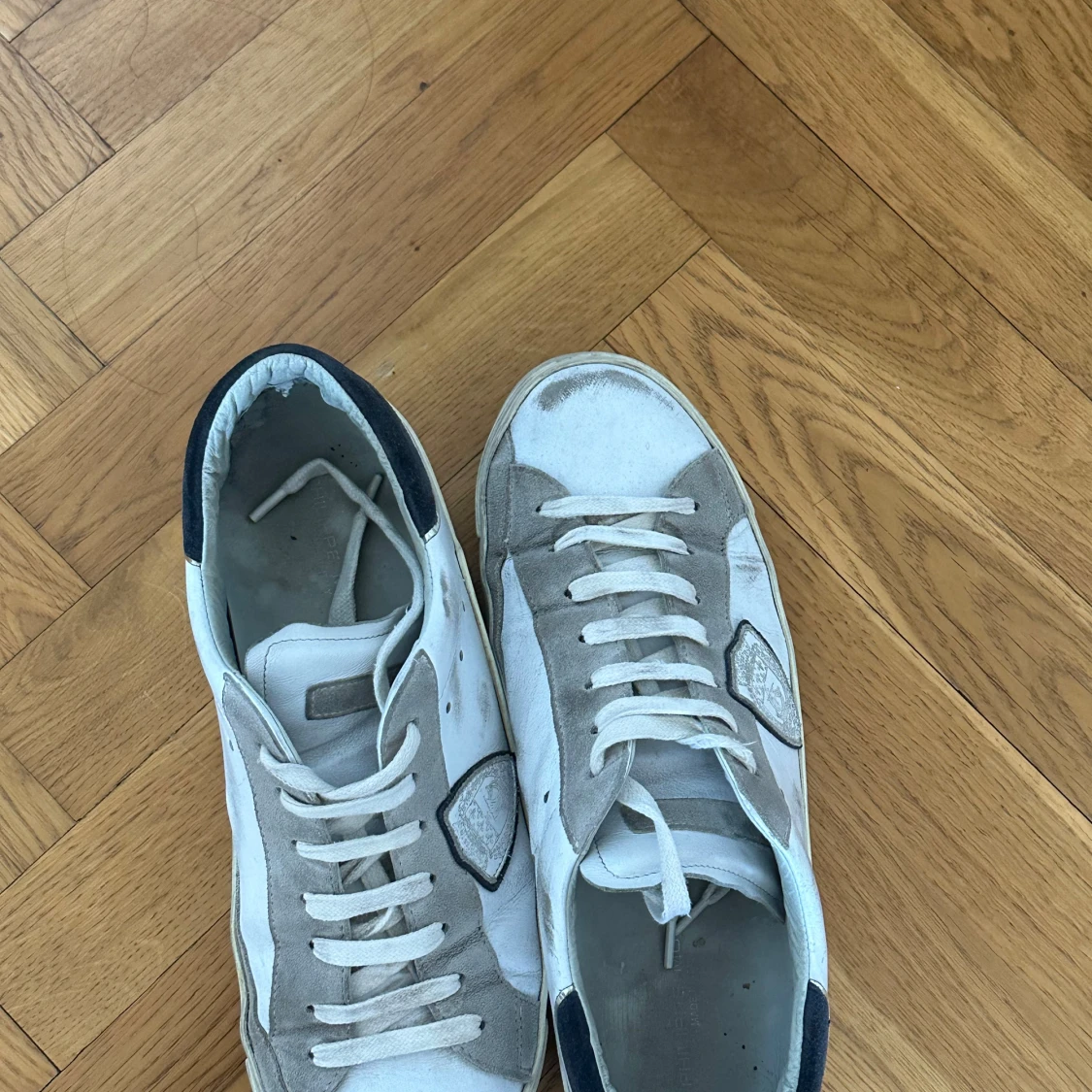 Vita sneakers med svarta detaljer