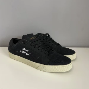 Saint Laurent skor nya - Svarta Saint Larent skor | nyskick 10/10, endast provade | strl 42 | ingen låda eller annat og | kvitto finns | pris 2 000kr | Hör av dig vid frågor!