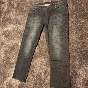 Hugo Boss jeans - Ett par sköna Hugo boss jeans som jag säljer här. Nypris 1000kr, mitt pris 599. 