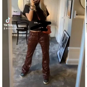 Paljettbyxor från Zara - Säljer nu mina populära paljettbyxor från Zara. Slutsålda överallt. Storlek XS men i stretchig material. Fint skick men några paljetter har lossnat mellan låren (se sista bilden), syns dock enbart på nära håll 💖