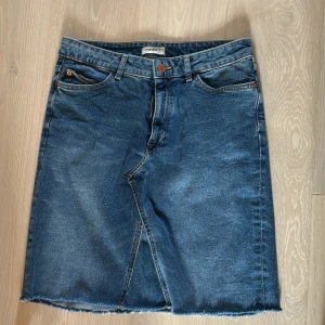 Jeanskjol från Lindex - Snygg jeanskjol från Lindex i denim