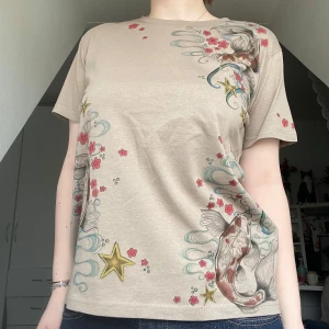 Koifisk design T-shirt  - Koifisk design som jag själv skapade och målade på lager 157 tröja i 100% cotton. Perfekt för dig som vill ha en unik stil och vill stödja en konstnär 💕🎏