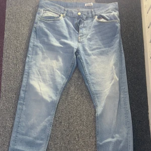 Ljusblå jeans från Dobber - Snygga ljusblå jeans från Dobber med klassisk femficksdesign. Perfekta för en avslappnad stil. Märkespatch baktill ger en extra touch. Aldrig använda. 