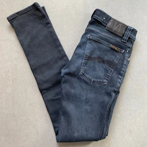 Nudie Jeans - Feta svarta jeans från Nudie. Storleken är 26/32 men passar på större storlekar. Finns lite slitage som enkelt går att fixa hemma eller gratis hos Nudies butik. Skriv PM vid frågor!