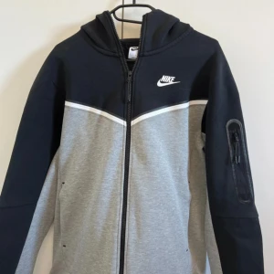 Tech fleece svart-grå - Tech fleece i storlek s som knappt är använd 